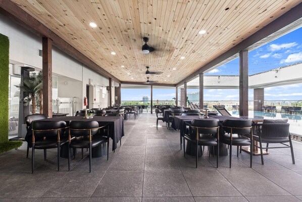 2 restaurants, lunch, dinner served; Indian cuisine