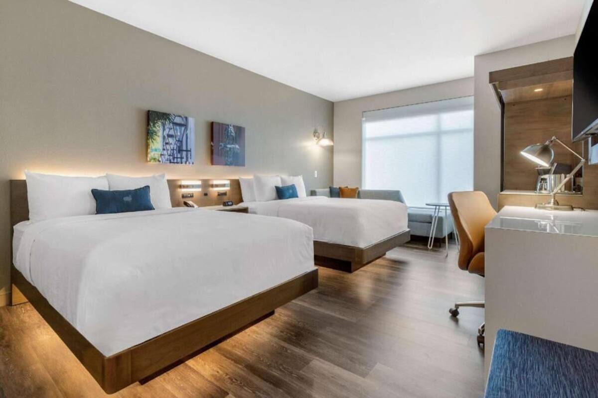 Escritorio, espacio para trabajar con un portátil, cortinas opacas