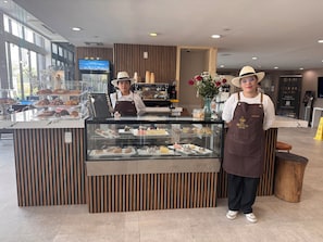 Tägliches kontinentales Frühstück (10 USD pro Person)