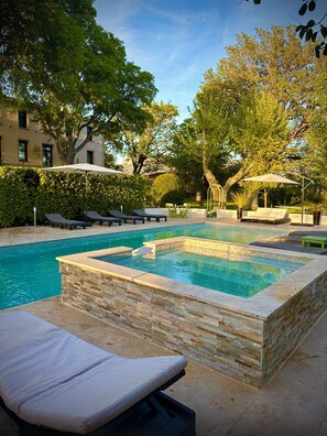 Seasonal outdoor pool, open 8:00 AM to 8:00 PM, pool umbrellas - Bastide Beaudinard (Aubagne)