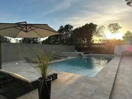 Piscine extérieure (ouverte en saison), parasols de plage