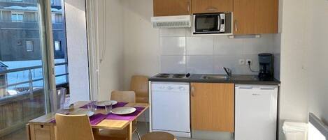 Fridge, microwave, stovetop
