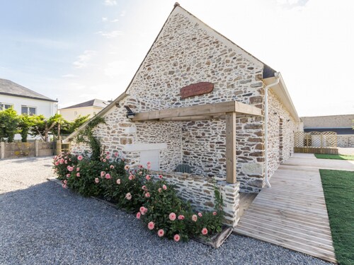 Charming Renovated Stable, Quiet Near Center, Close to Beaches, Enclosed Garden, Pet-Friendly