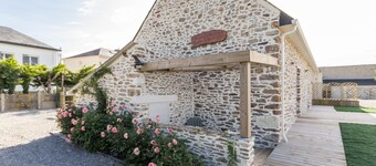 Charming Renovated Stable, Quiet Near Center, Close to Beaches, Enclosed Garden, Pet-Friendly