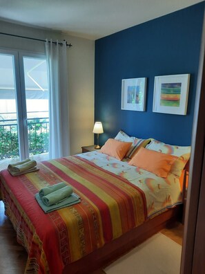 Een strijkplank/strijkijzer, gratis wifi, beddengoed