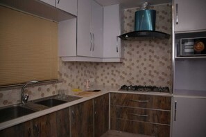 Kühlschrank, Mikrowelle, Geschirrspüler, Kochgeschirr/Geschirr/Besteck