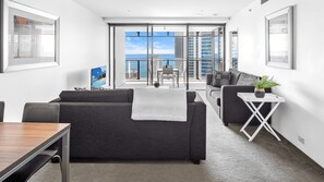 Smart TV - Circle on Cavill 25th Floor with Ocean Views - CoastHM (Surfers Paradise)