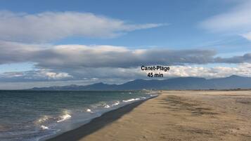 Una spiaggia nelle vicinanze