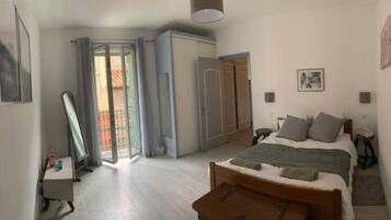 6 bedrooms, desk, iron/ironing board, free WiFi