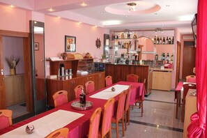 Double Room (Deluxe Room with Patio) | Interior - Guest House San Antonio (Ploce)