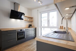 Kylskåp, mikrovågsugn, ugn och spishäll