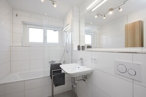 Badkar/dusch, hårtork och handdukar