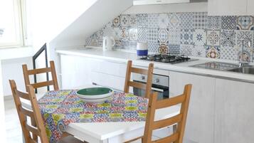 KĂŒhlschrank, Ofen, Herdplatte, Wasserkocher mit Kaffee-/Teezubehör