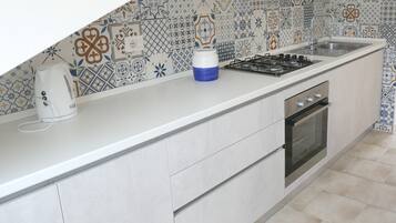 Jääkaappi, uuni, liesi, kahvin-/teenkeitin