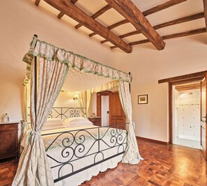 3 chambres, fer et planche à repasser, lit de bébé portatif