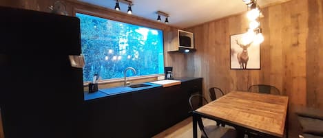 Kühlschrank, Ofen, Geschirrspüler, Wasserkocher mit Kaffee-/Teezubehör