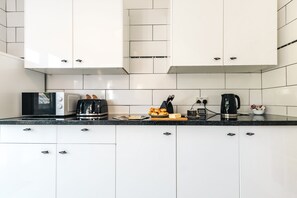 冷蔵庫、電子レンジ、オーブン、コンロ