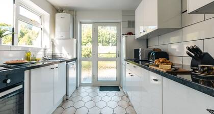 3 Bedrooms house ideal for long Stays!