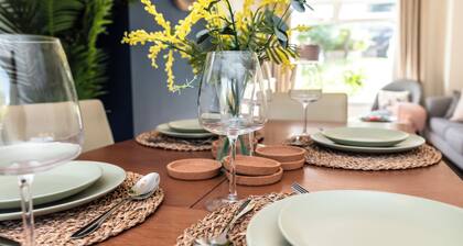 3 Bedrooms house ideal for long Stays!