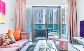 Deluxe-Doppelzimmer, Buchtblick | Wohnbereich | 40-Zoll-Fernseher mit Satellitenempfang