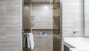 Deluxe Double Room, Bay View | Bathroom | Hydromassage showerhead, free toiletries, hair dryer, towels - Dream Inn Apartments - MBL Tower (Dubai)