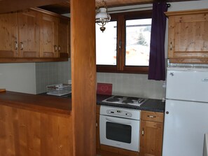 Refrigerador, horno, lavavajillas y cafetera y tetera 