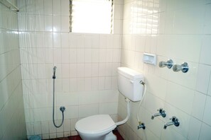 Kolmen hengen perhehuone | Kylpyhuone | Suihku, ilmaiset hygieniatuotteet, pyyhkeet