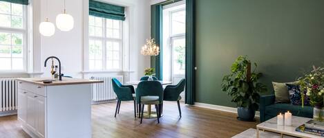 Ylelliset vuodevaatteet, memory foam -patjalliset sängyt, työpöytä