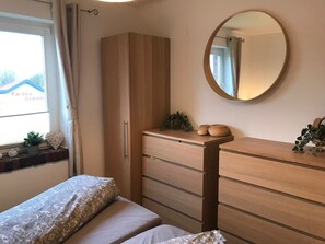 4 habitaciones, tabla de planchar con plancha y cuna de viaje 