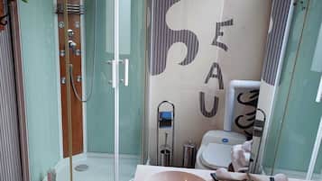 Habitación cuádruple Deluxe | Baño | Ducha, cabezal de ducha tipo lluvia, secador de pelo y toallas