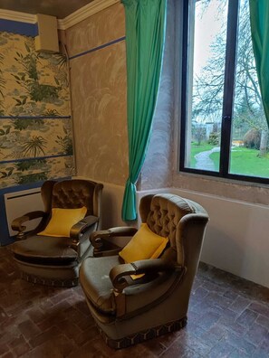 Deluxe Quadruple Room | Premium bedding, Select Comfort beds, individually decorated - Hôtellerie des Jardiniers Gourmands (Morsains)