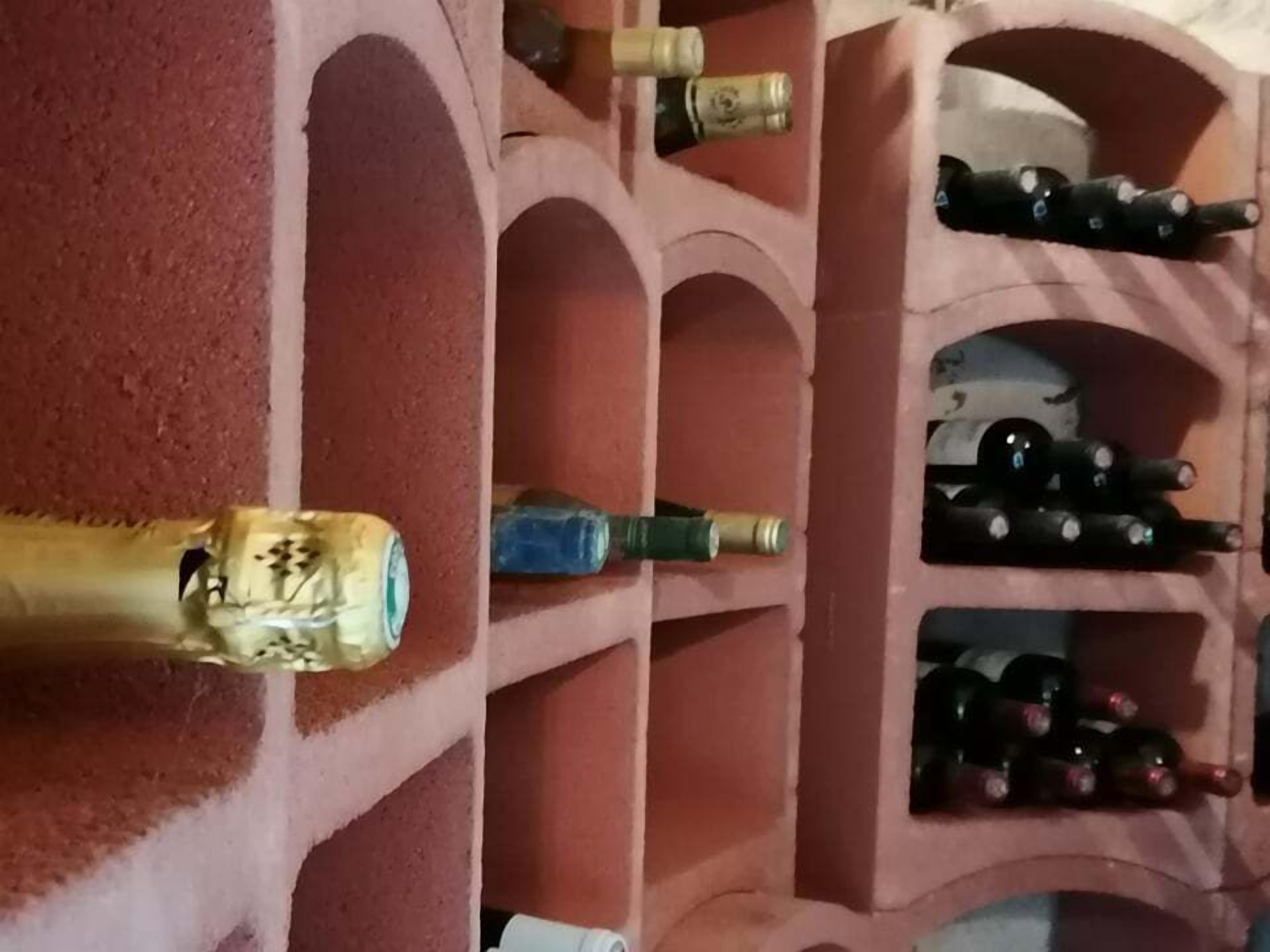 Ein Weinschrank mit mehreren Flaschen.