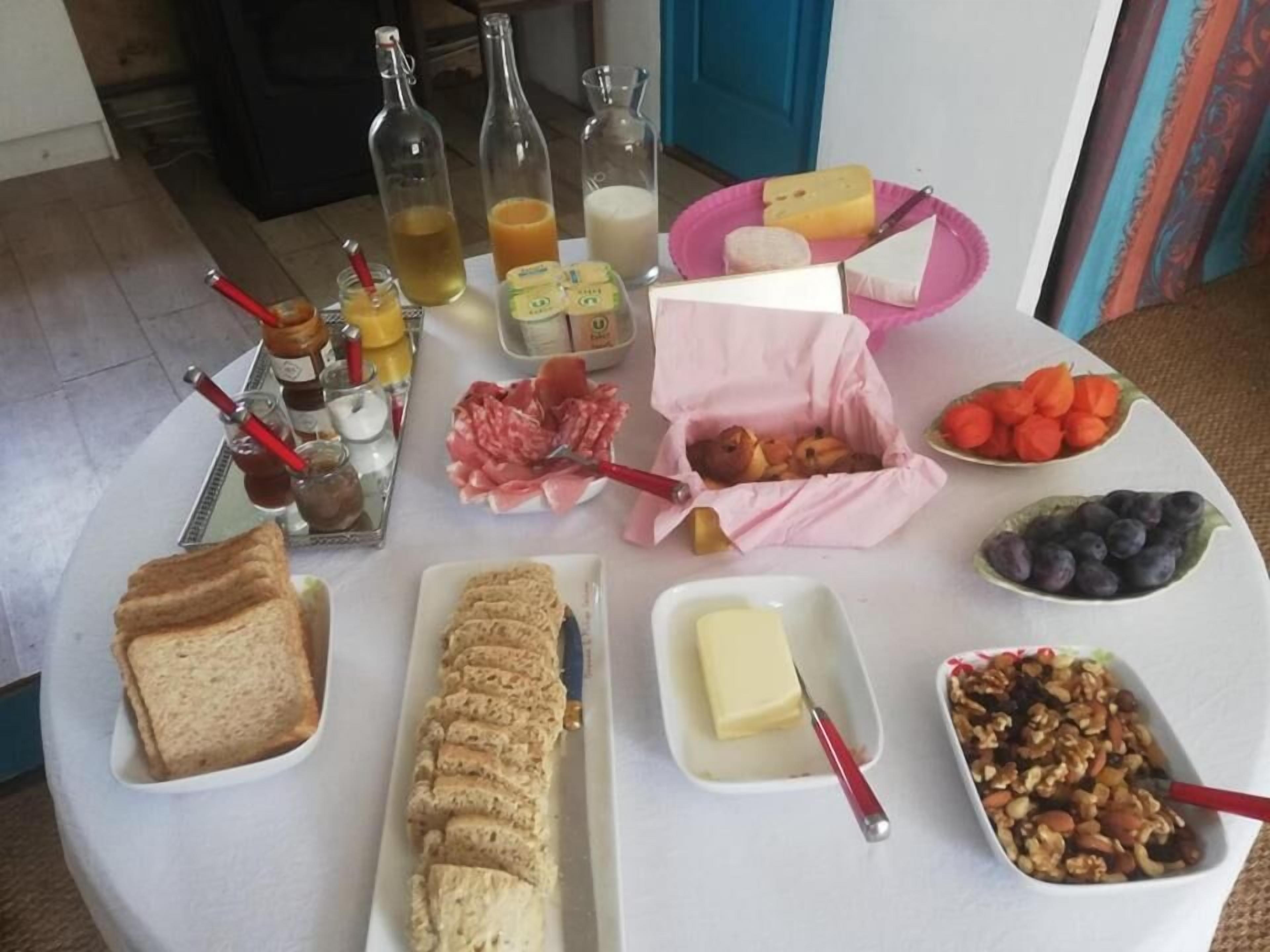 Un bufé de desayuno con diversas opciones de comida y acompañamientos.