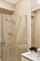 Ducha, secador de pelo, batas, pantuflas