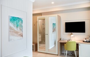 Minibar, escritorio, sistema de insonorización y wifi gratis 