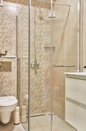 Room | Bathroom | Shower, hair dryer, bathrobes, slippers - HOTEL  EXCELSIOR (Navodari)