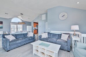 TV, caminetto, lettore DVD, libri