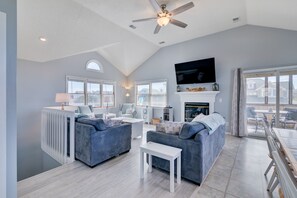 TV, caminetto, lettore DVD, libri