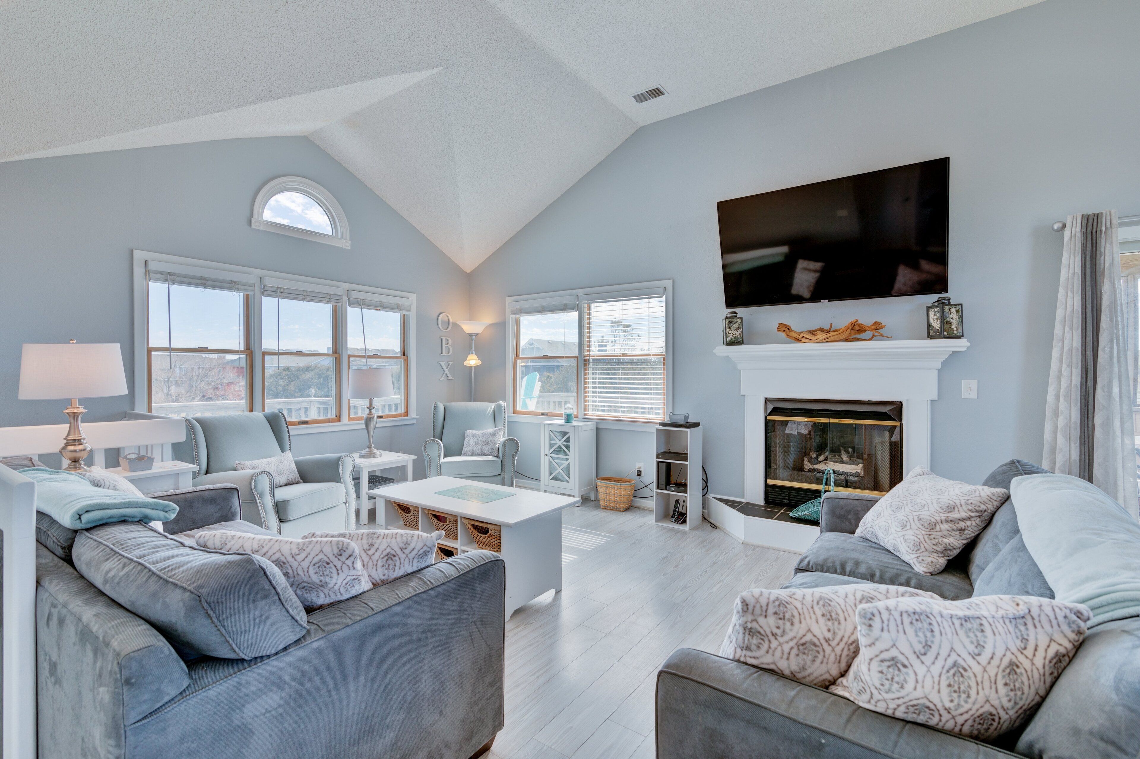 TV, caminetto, lettore DVD, libri