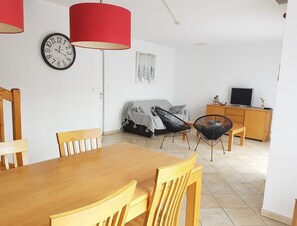 Télévision, jeux vidéo, lecteur de DVD, livres