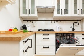 Kylskåp, mikrovågsugn, ugn och spishäll