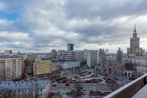 Un panorama urbano con diversi edifici, tra cui un'imponente torre e numerosi grattacieli.