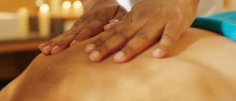 Nahaufnahme von Händen, die eine Rückenmassage geben.