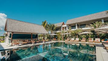 Una piscina techada, una piscina al aire libre