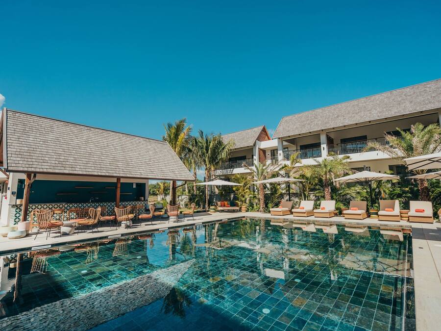 Piscina interna, piscina externa, espreguiçadeiras