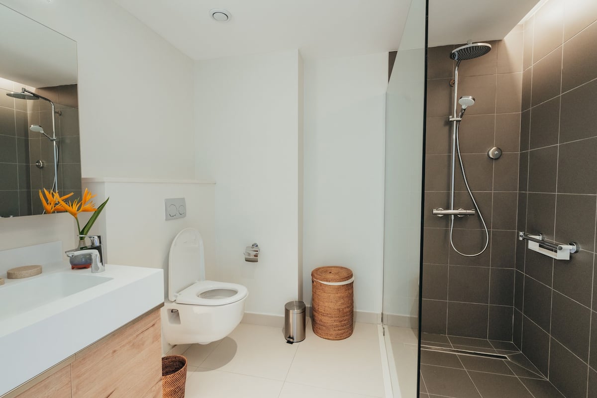 Chuveiro, ducha de hidromassagem, produtos de toalete grátis
