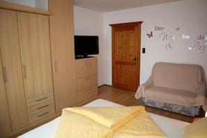 1 dormitorio, cuna de viaje, wifi gratis y ropa de cama