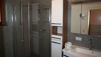Dusche, Haartrockner, Handtücher, Toilettenpapier
