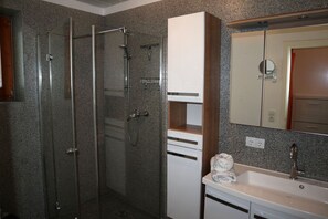 Dusche, Haartrockner, Handtücher, Toilettenpapier