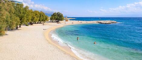 Vlak bij het strand, ligstoelen